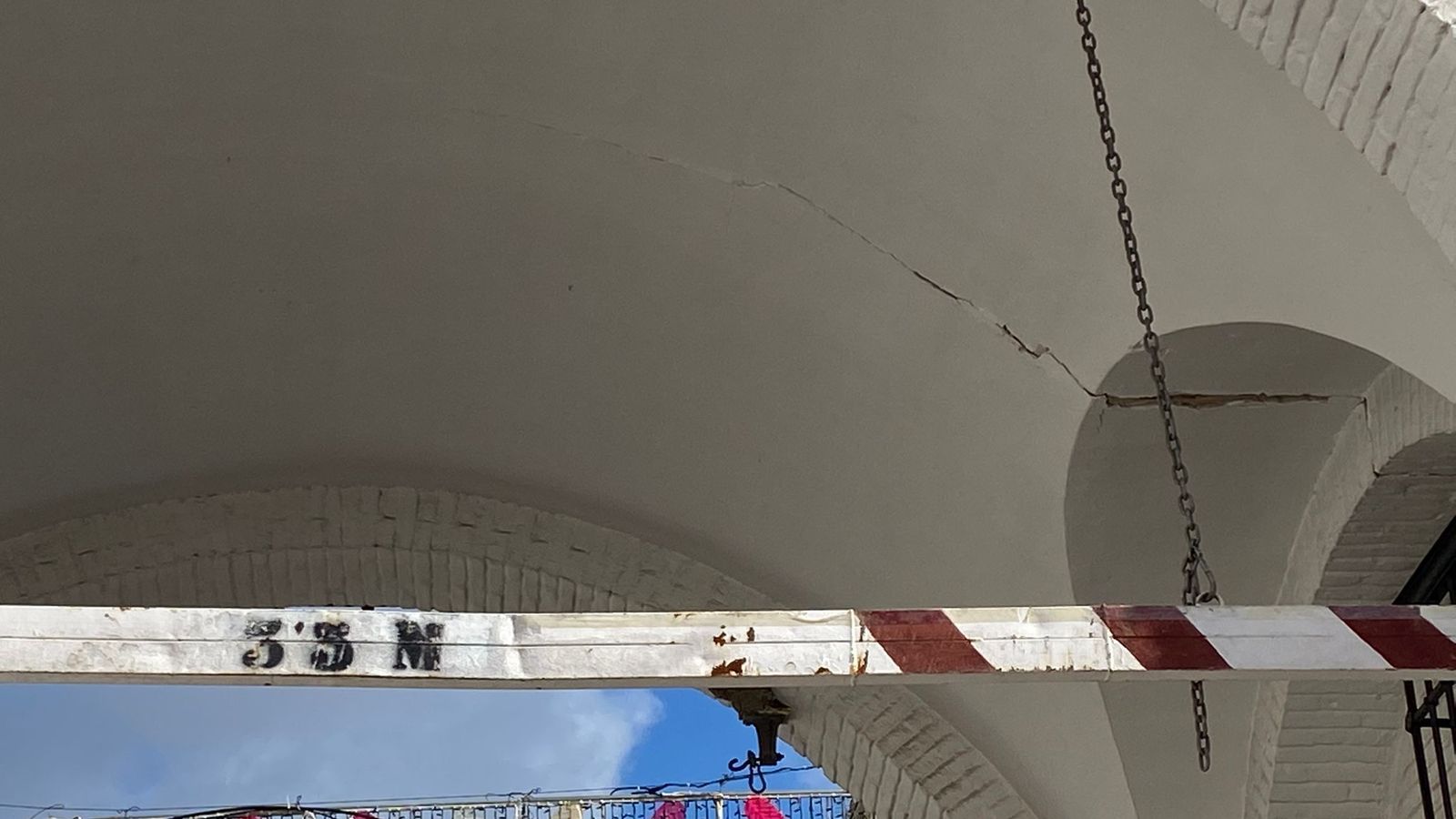 El daño en el arco de la Puerta de Loja