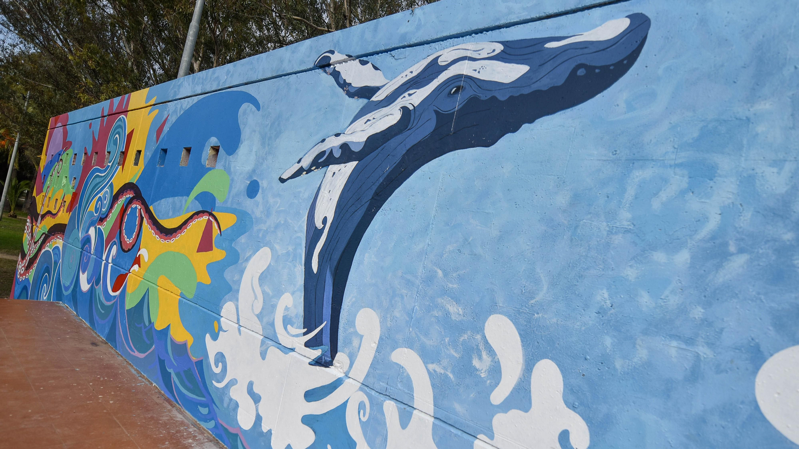 El mural de Jorge Caballero en el Parque Princesa Sofía de La Línea, en imágenes