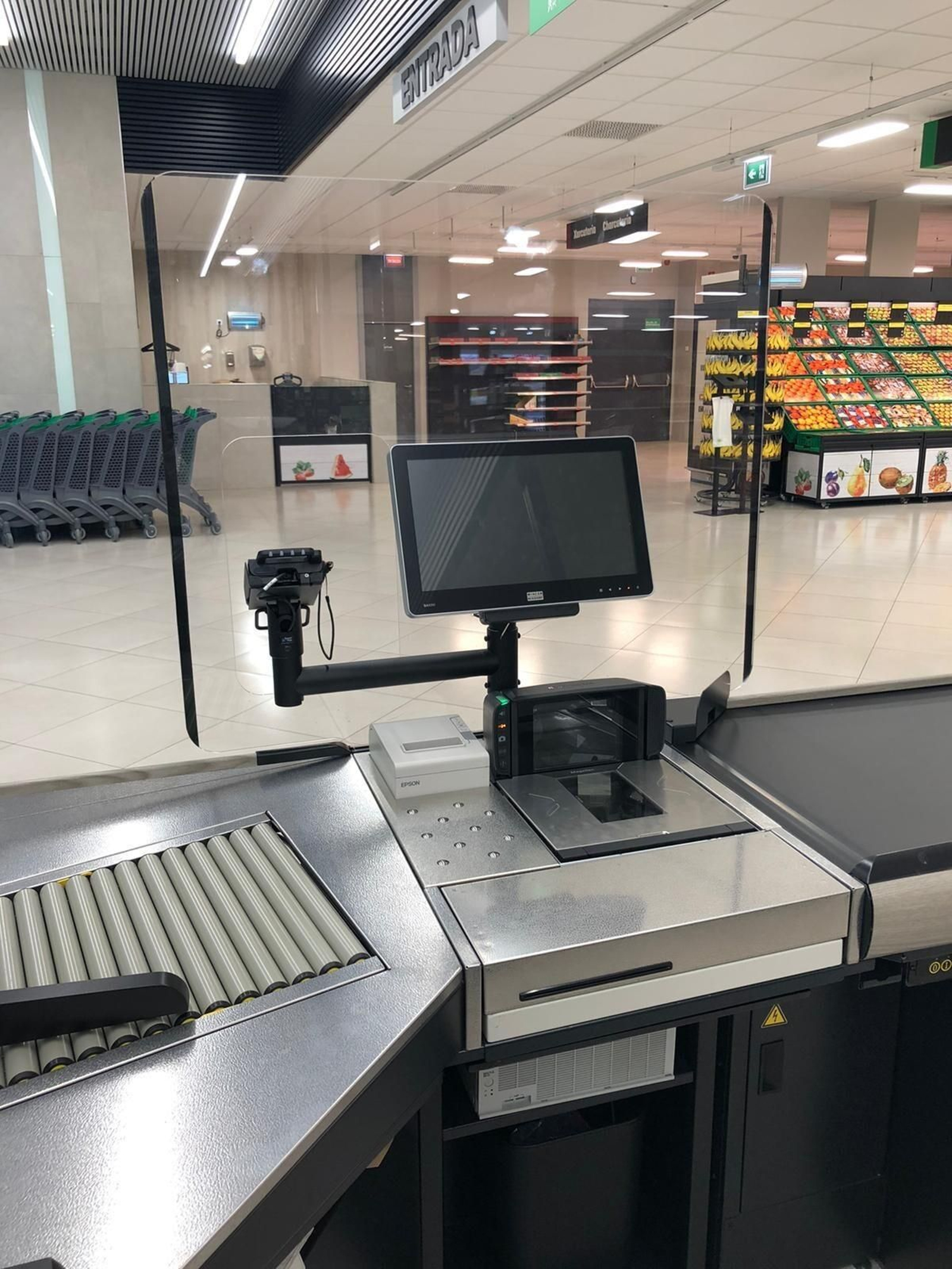 Mamparas de Mercadona para proteger a empleados y clientes