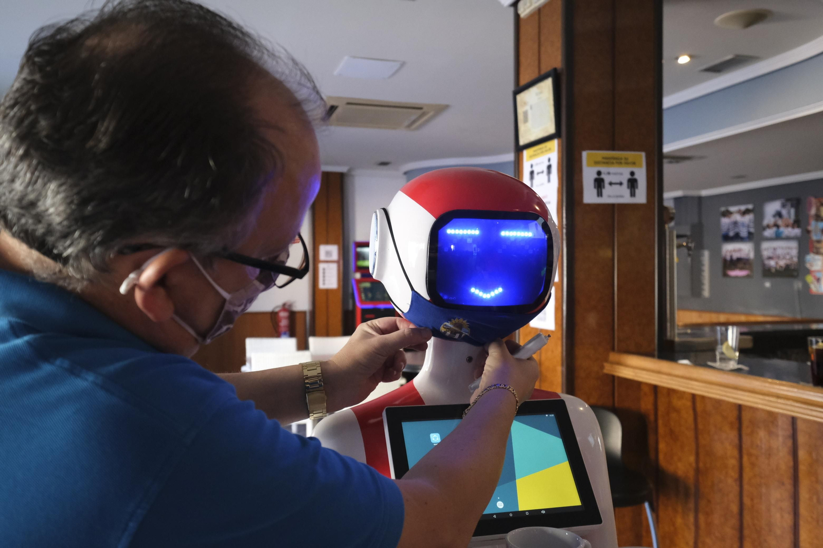 Fotogalería de Herbelita, la robot camarera de El Alquián.