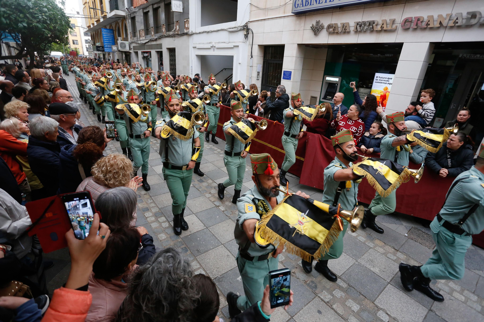 Fotos del Lunes Santo en Algeciras: Desfile de la Legión