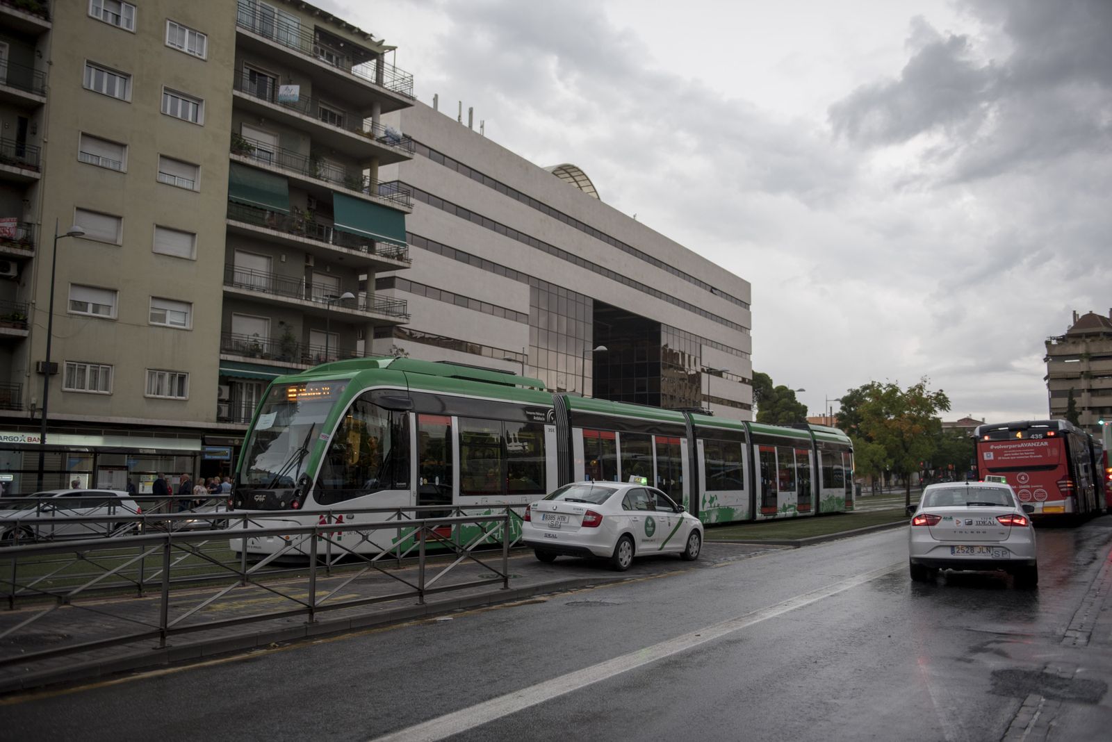 El Metro de Granada atropella a una mujer en la parada de la Caleta