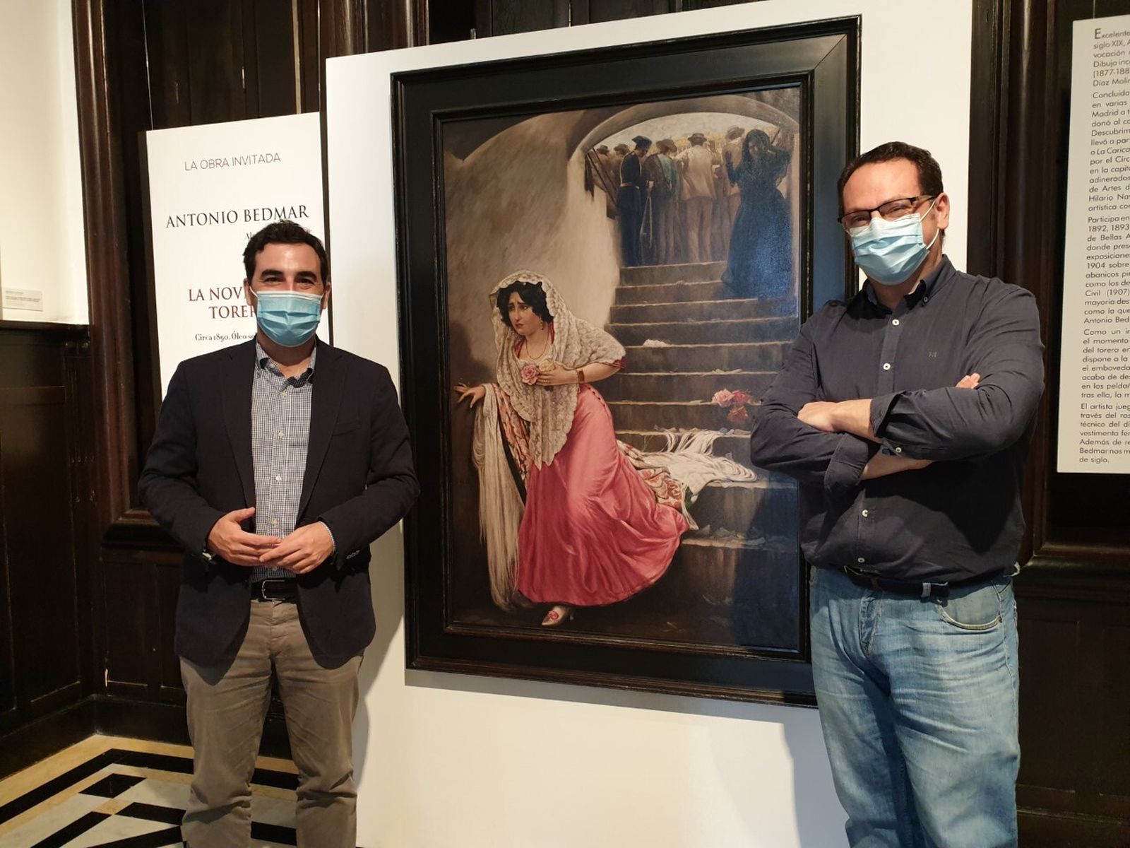 El concejal Carlos Sánchez junto a Juan Manuel Martín Robles y la obra de Alejandro Bedmar Iribarne.