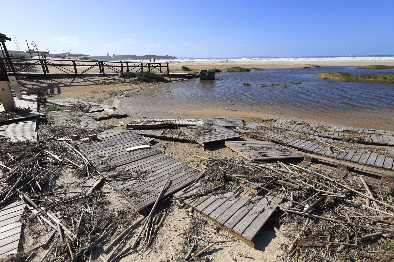 Las fotografías del paseo marítimo de Los Lances tras la borrasca Oriana