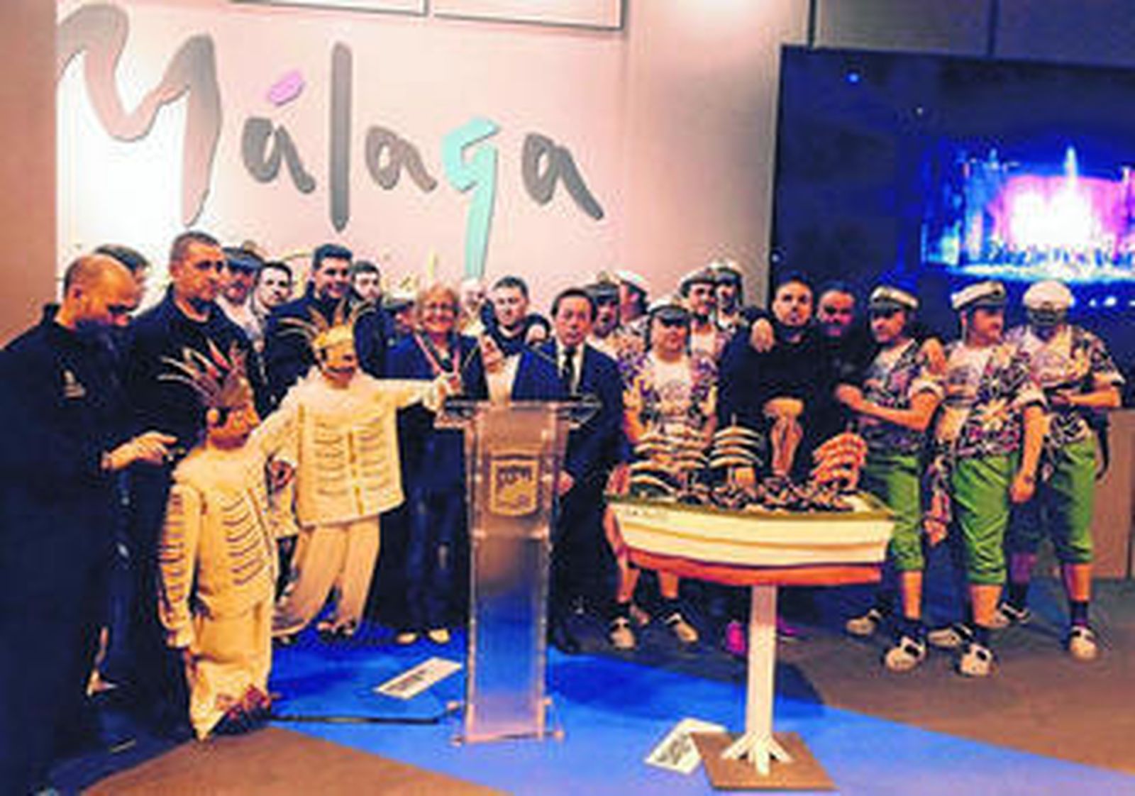 Porras y Acejo, con los integrantes de la comparsa Los Gallegos y la murga del Susi, ayer, en Fitur.