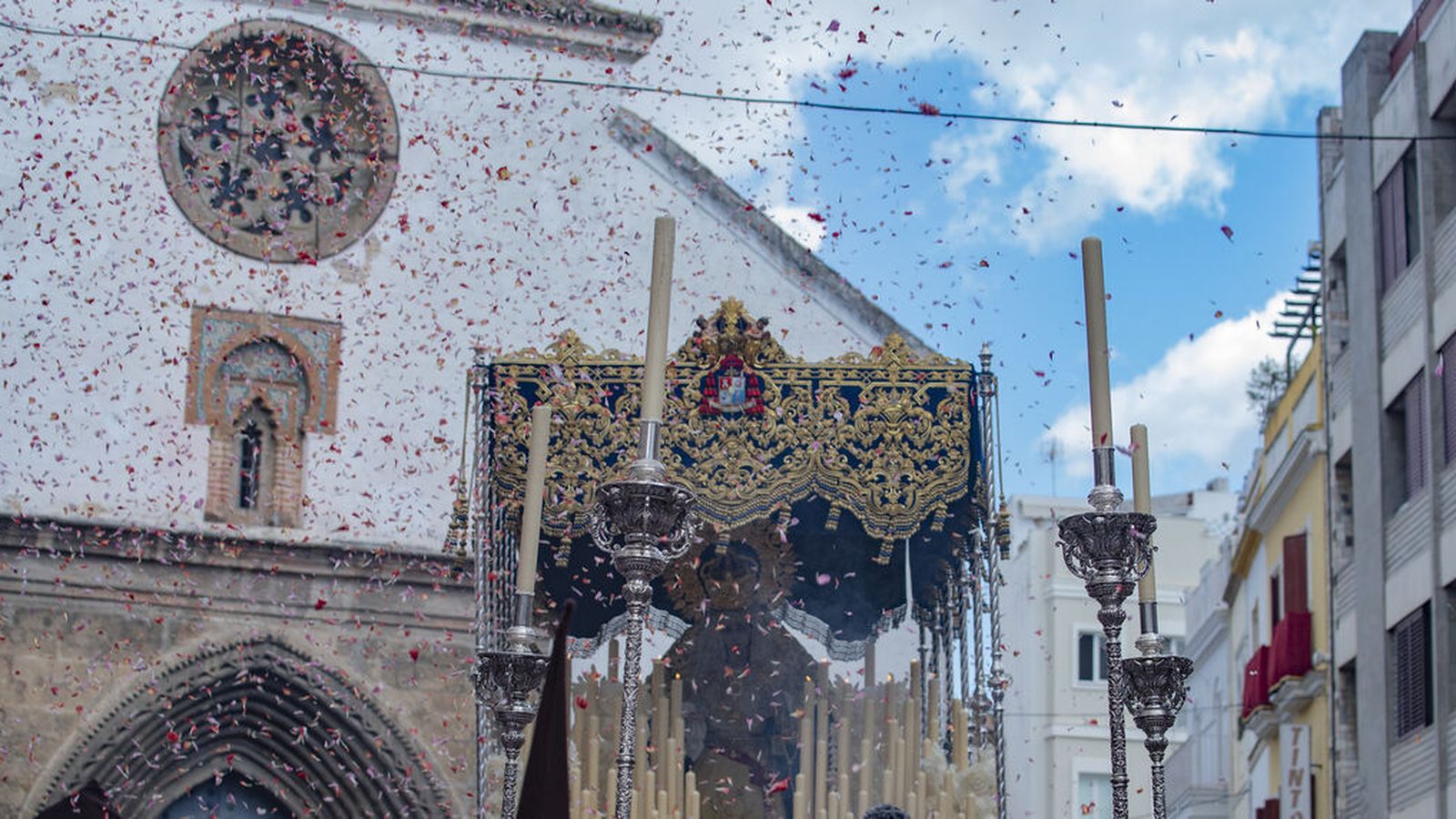 El palio del Carmen al poco de salir