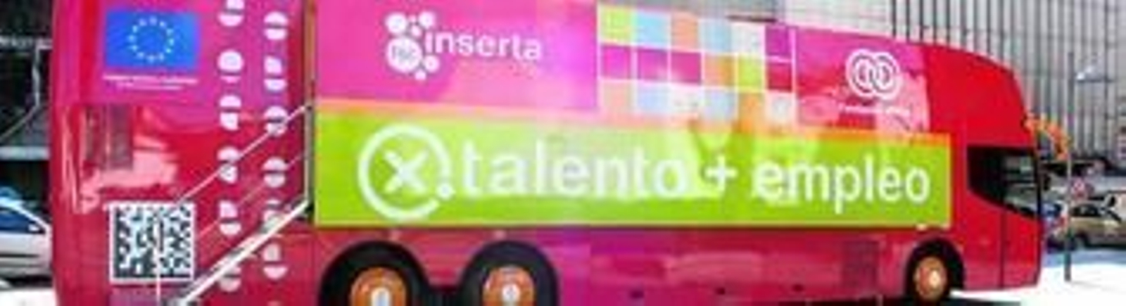 El aula móvil de la campaña 'Por talento + Empleo' estuvo ayer en la plaza de la Soledad de Huelva, donde recibió la visita de numerosas personas.