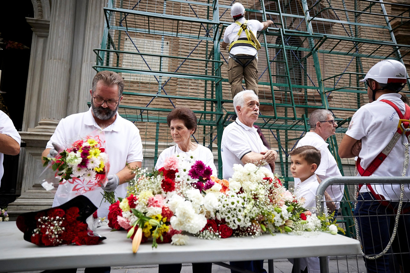 Granada se vuelca con la ofrenda floral en la Basílica de la Virgen de las Angustias