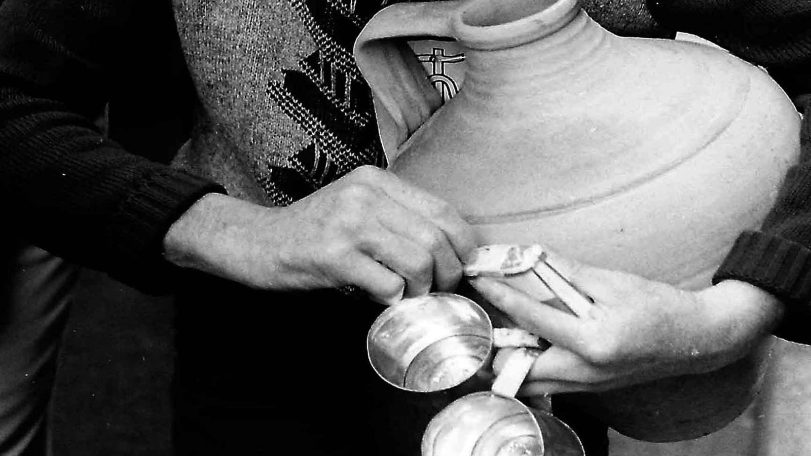 El 'aguaó' y sus materiales de trabajo: el cántaro de barro y los jarrillos de aluminio.