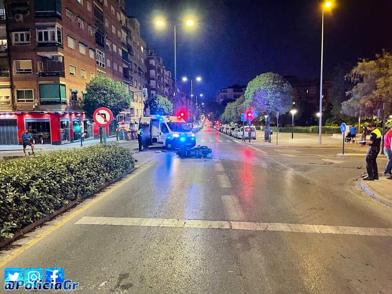Imagen del lugar del choque entre un motorista y un coche en el centro de Granada