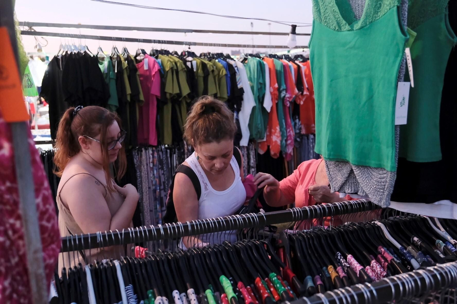 Los ambulantes celebran el primer mercadillo nocturno de El Arenal, en imágenes