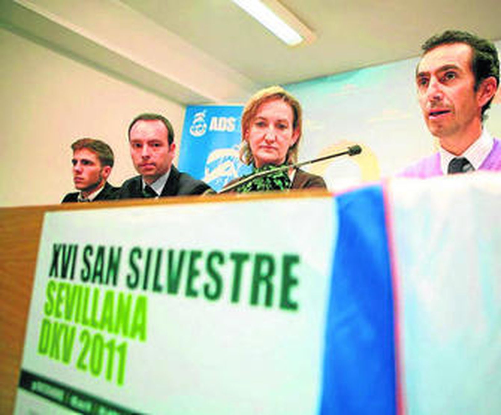 Manolo Solís, organizador de la prueba, en la presentación.