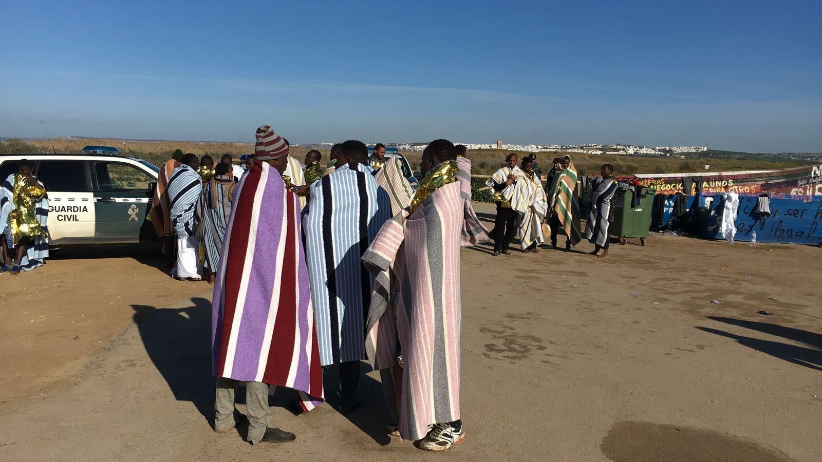 Los inmigrantes fueron atendidos en la misma playa.