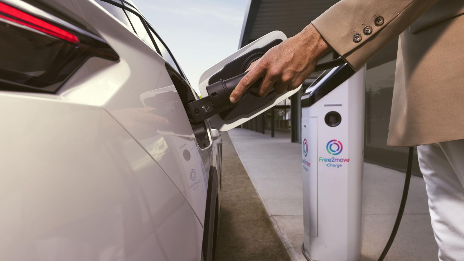 Con corriente alterna el E-408 admite 11 kW, mientras que con continua llega a los 120 kW.