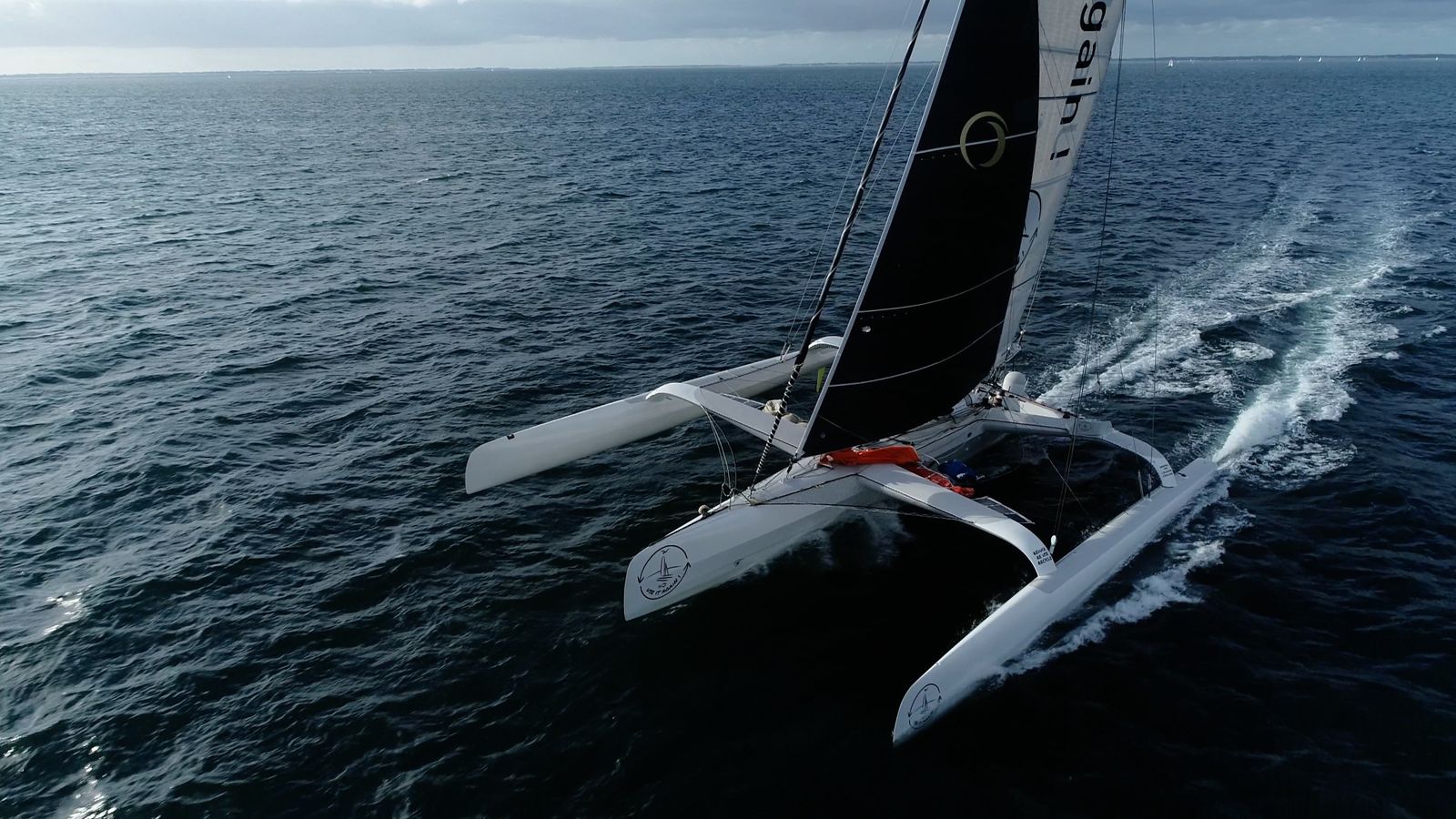 Espectacular trimarán en el que navegarán Pella y Pilliard.