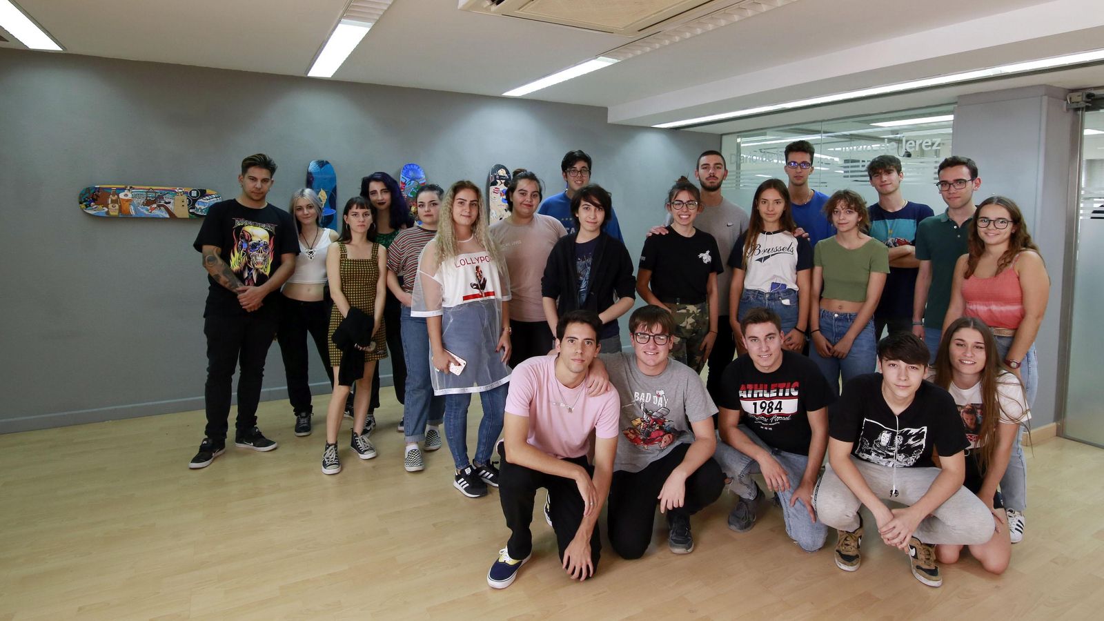 Los alumnos de la Escuela de Arte, visitando la sala ArteaDiario