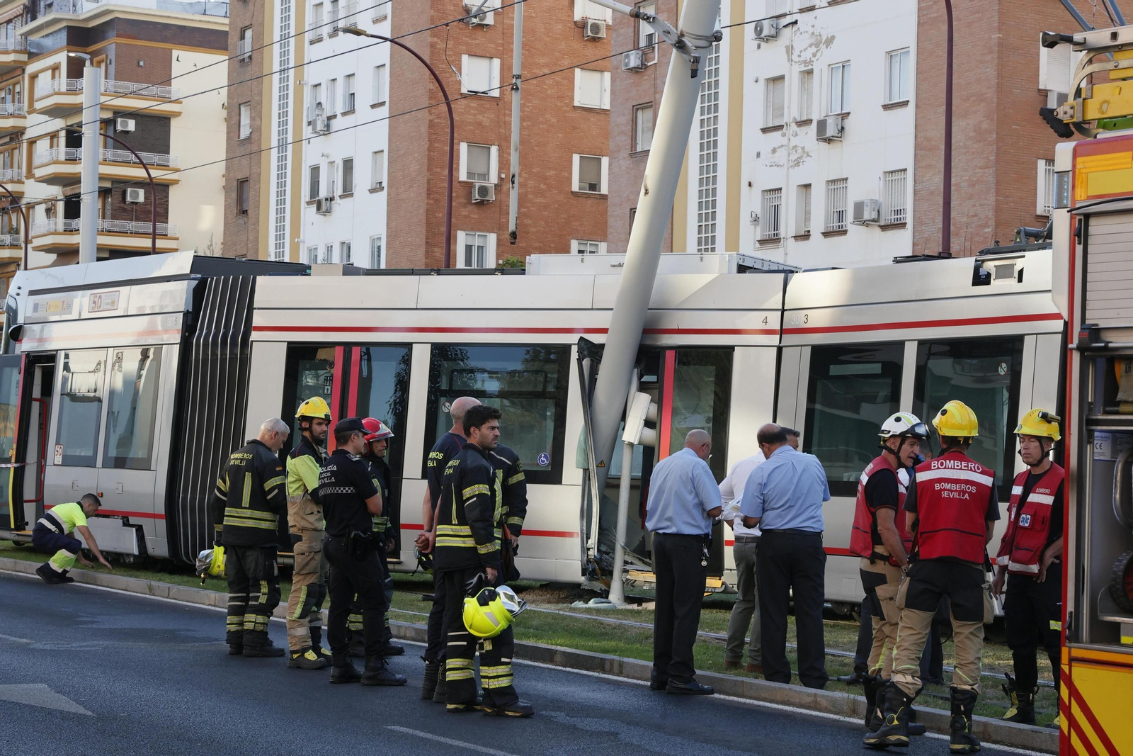 Las fotos del descarrilamiento del tranvía en la avenida de San Francisco Javier de Sevilla