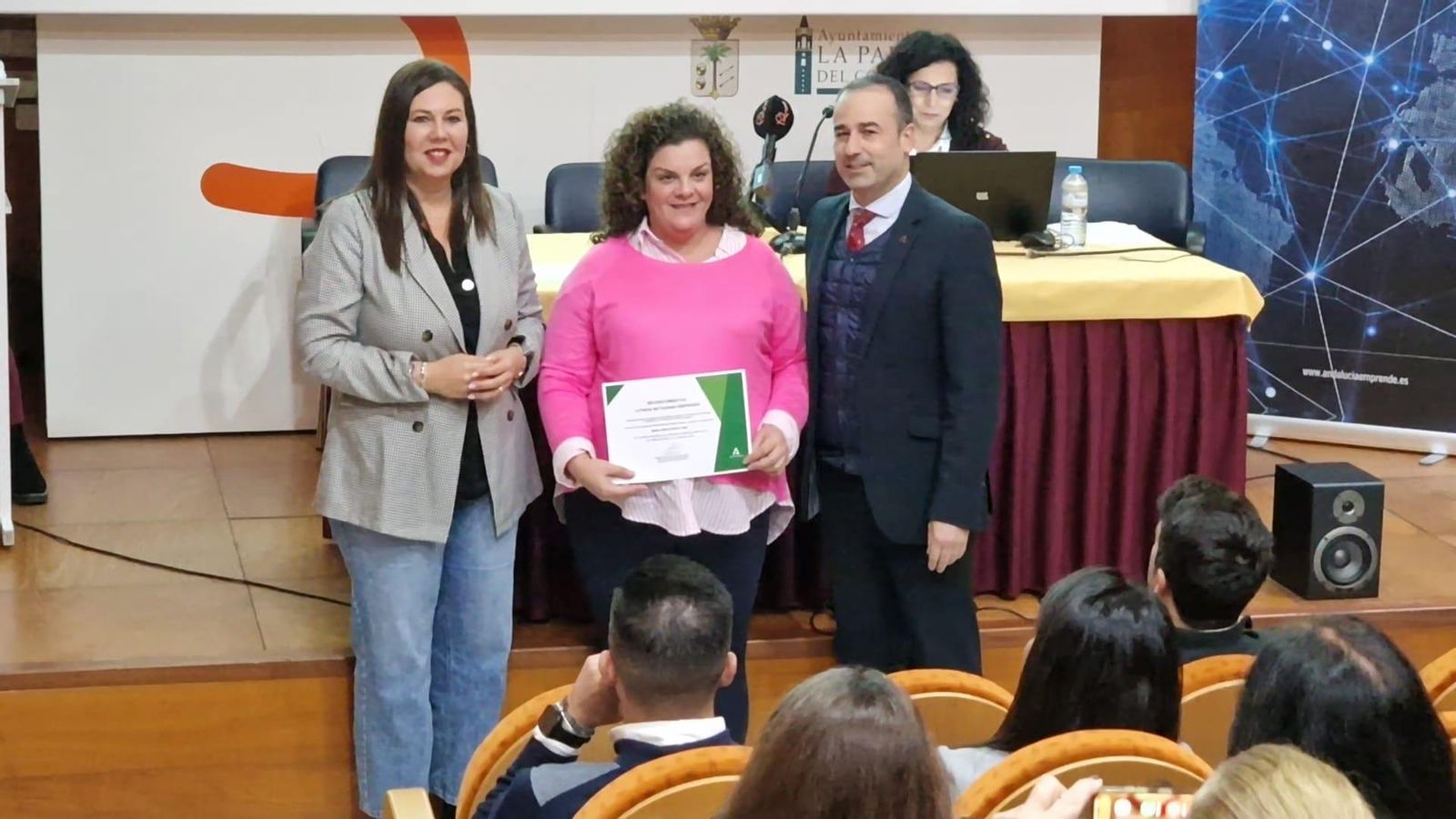 Rocío Moreno y Carlos Soriano en la entrega de los reconocimientos a los emprendedores.