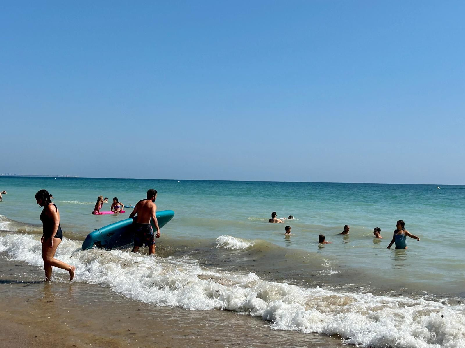 Bañistas en la playa Puntalillo de Rota. Bañistas en la playa Puntalillo de Rota.