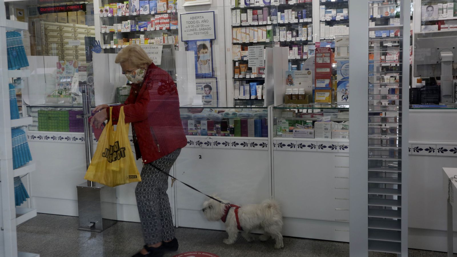 Una mujer, en el interior de una farmacia.