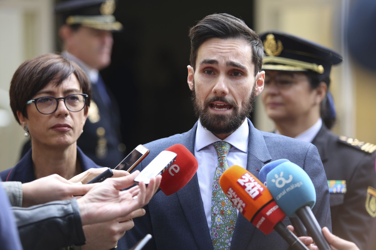 El sectario de Estado de Seguridad, Rafael Pérez, comparece ante los medios junto a María Gámez, directora general de la Guardia Civil