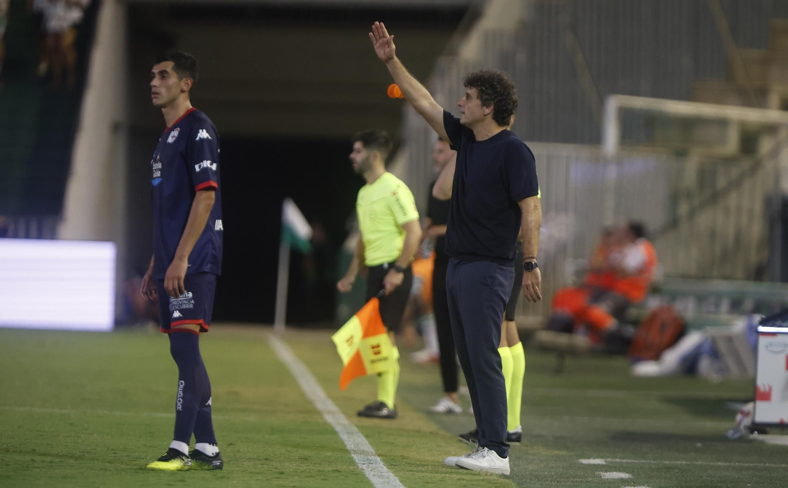 Imanol Idiakez da órdenes durante el duelo en El Arcángel. Imanol Idiakez da órdenes durante el duelo en El Arcángel.