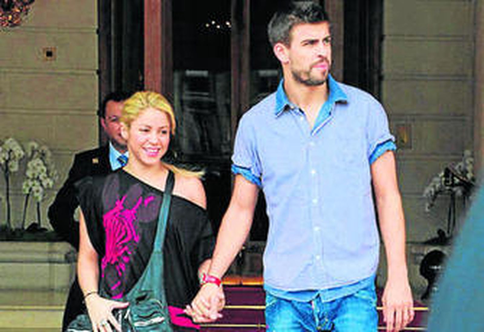 La pareja, saliendo del hotel donde se alojaron.