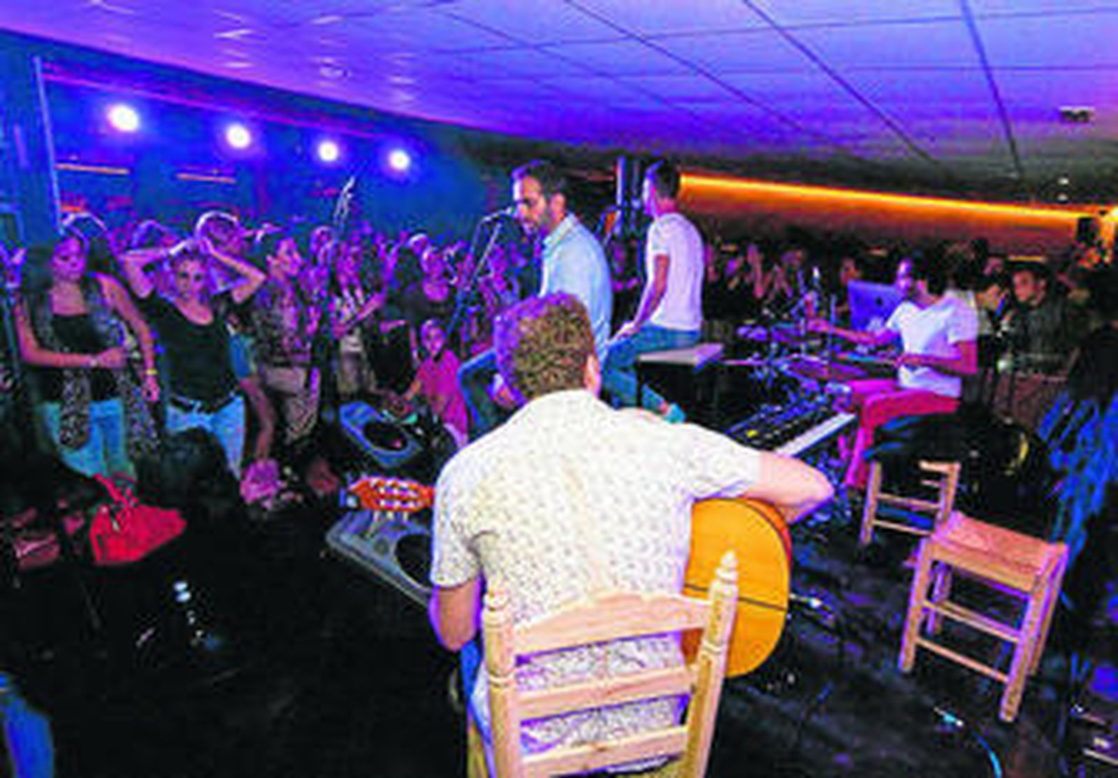 Una de las actuaciones de la fiesta de inauguración de la sala.