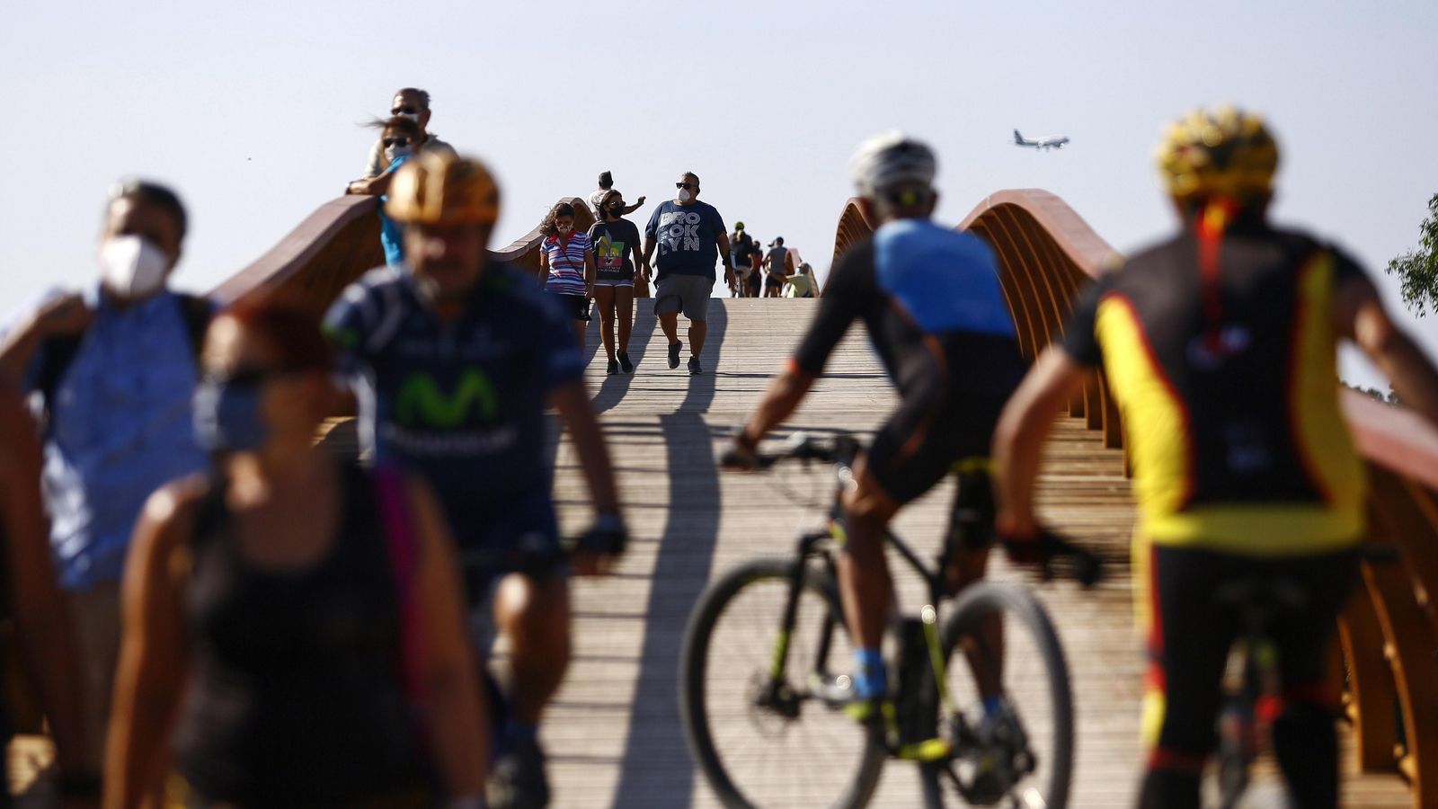 La pasarela del Guadalhorce, con ciclistas y peatones.