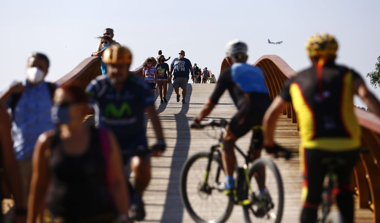 La pasarela del Guadalhorce, con ciclistas y peatones.