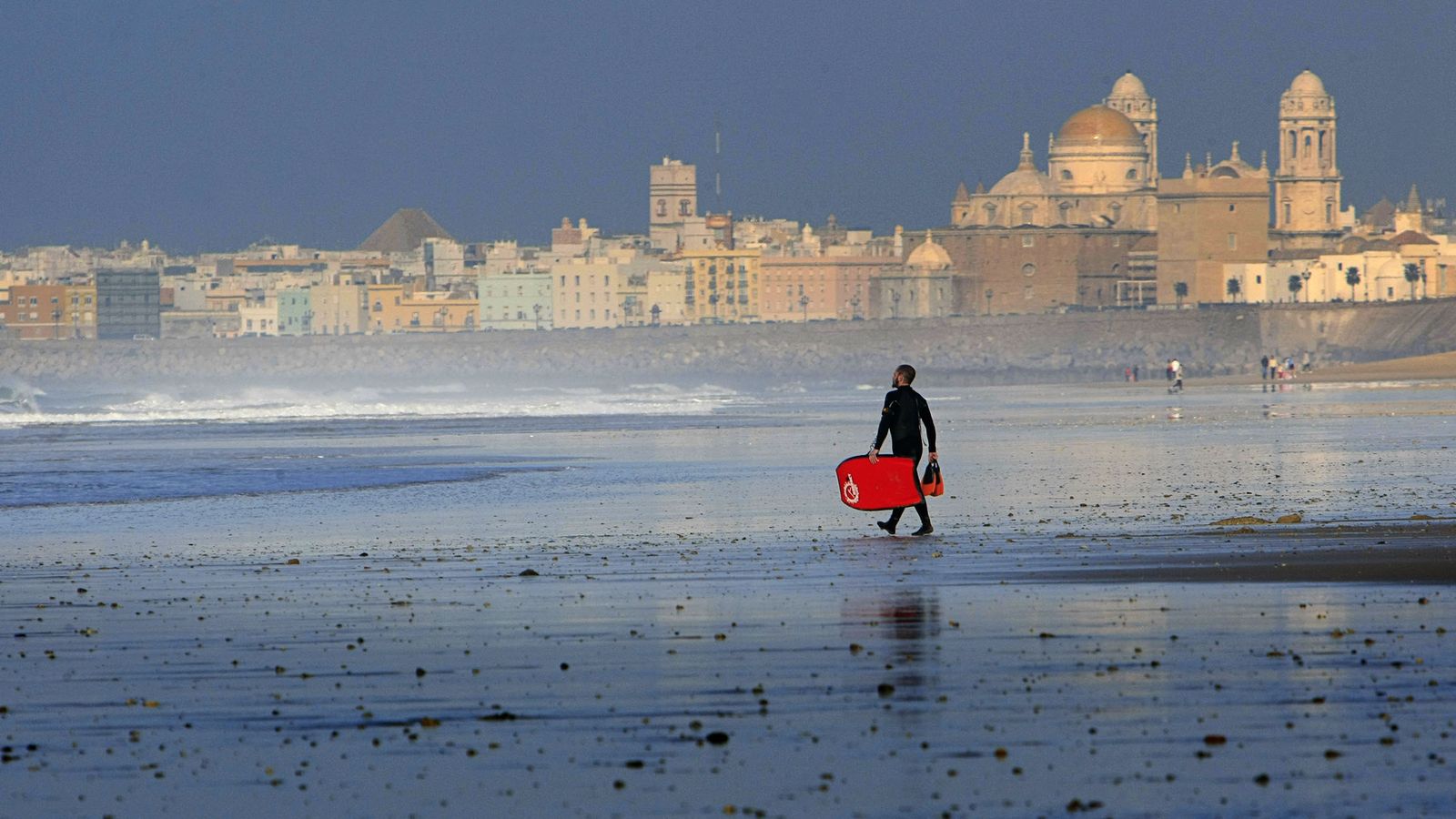 Práctica de surf en Cádiz