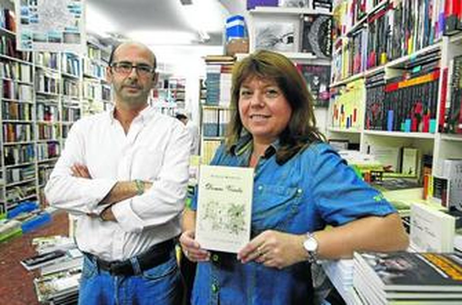 El editor Jesús Bablé y la escritora Patrizia Marruffi, en la librería Manuel de Falla, uno de los centros donde se podrán comprar los ejemplares de la colección Torre Mirador.