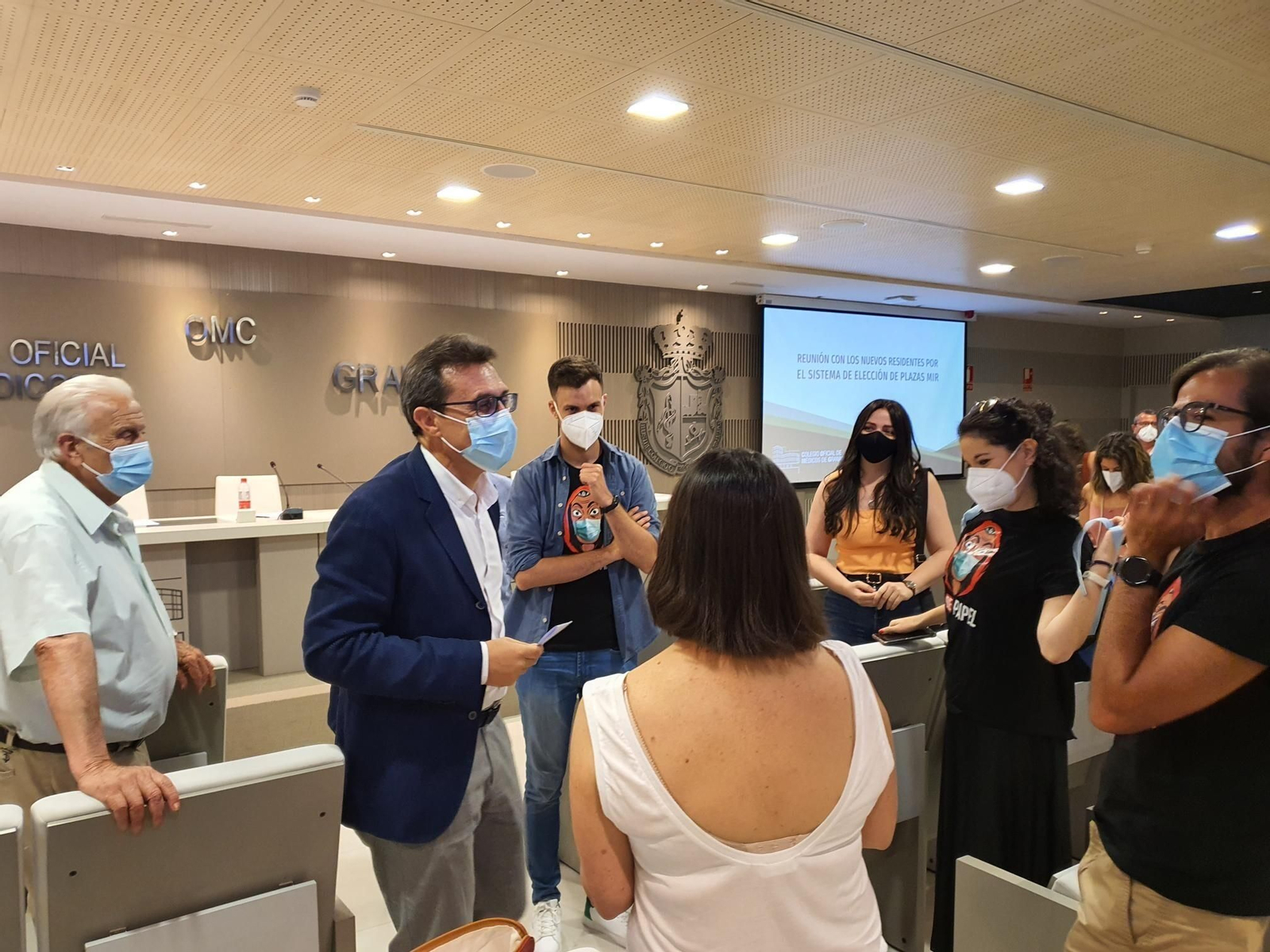 El presidente del Colegio de Médicos charla con los MIR afectados por el nuevo sistema de selección.