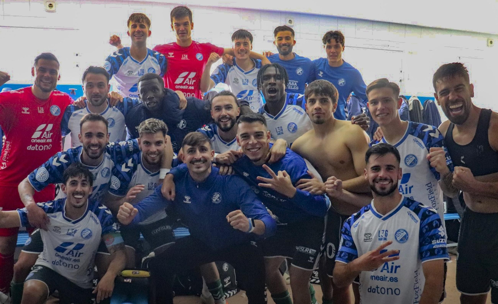 Los jugadores del XDFC celebran el triunfo en Linares.