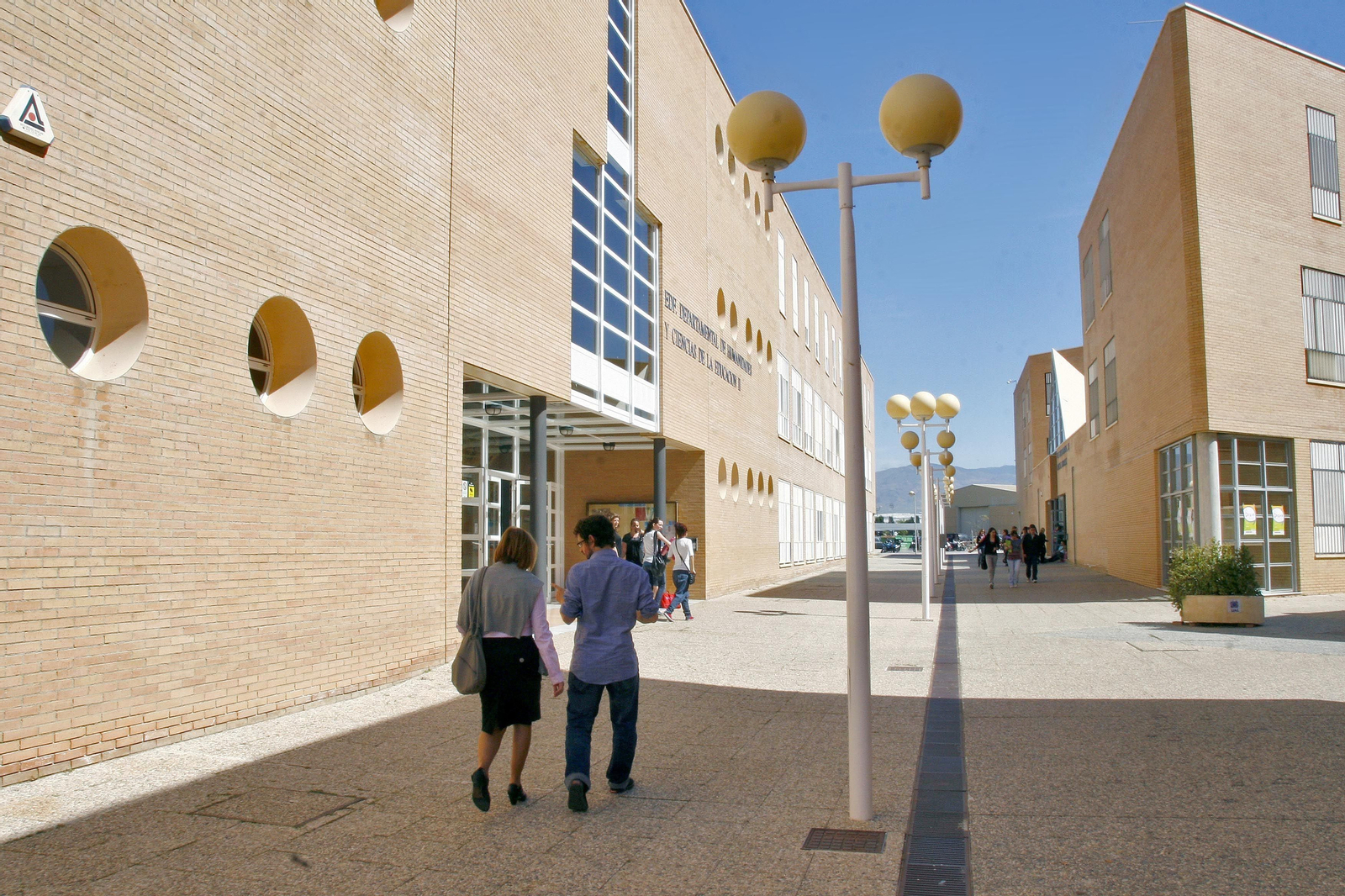 Estudiantes de  la Universidad  ante uno de  los aularios del campus.