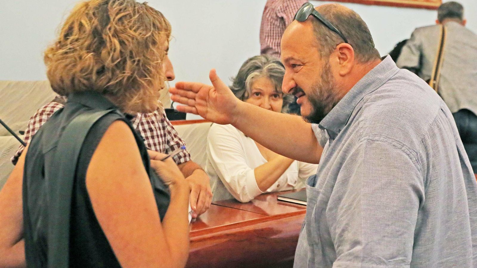 Kika González y Raúl Ruiz-Berdejo, tras el pleno.