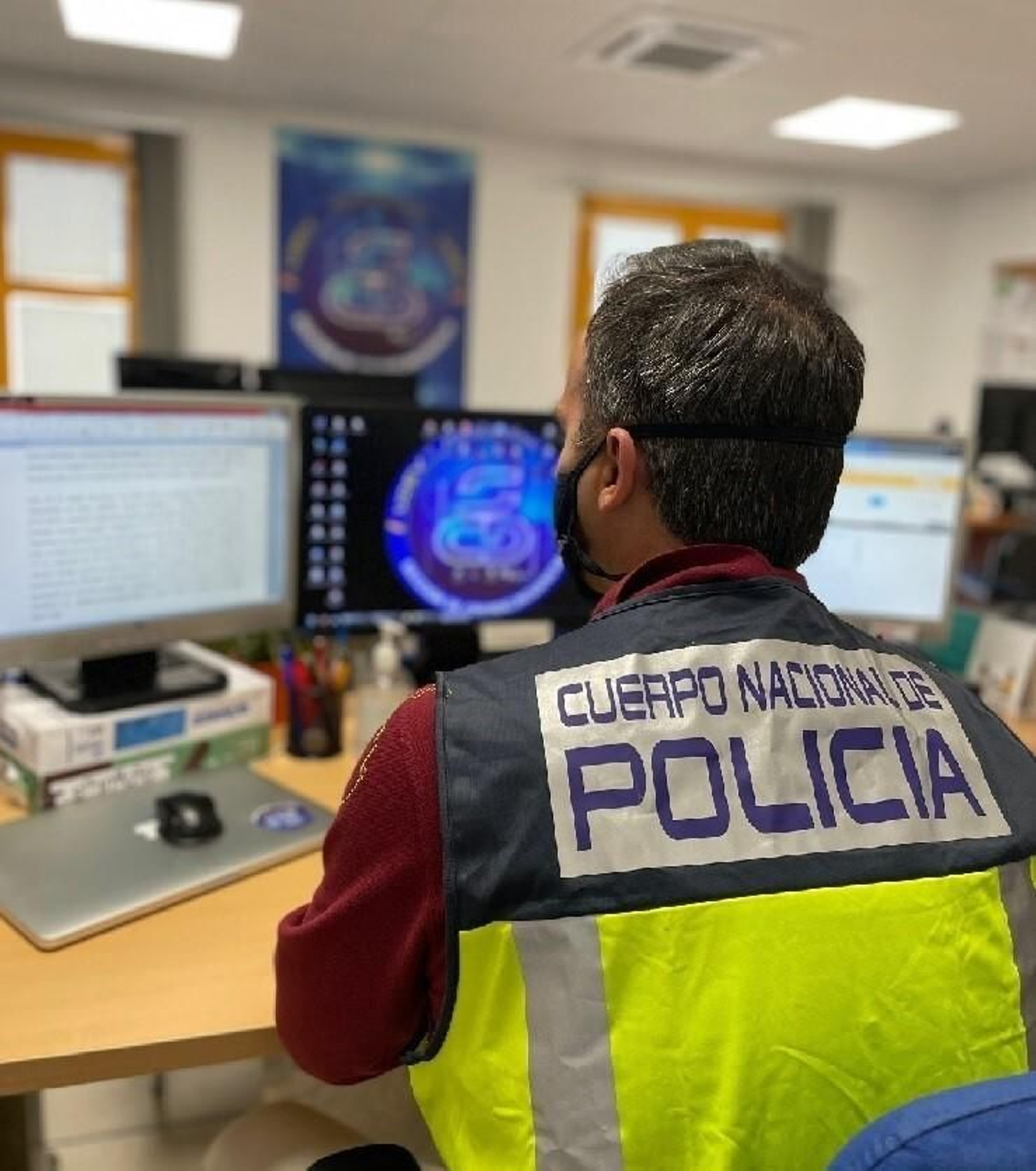 Un agente del Cuerpo Nacional de Policía en una imagen de archivo. Un agente del Cuerpo Nacional de Policía en una imagen de archivo.