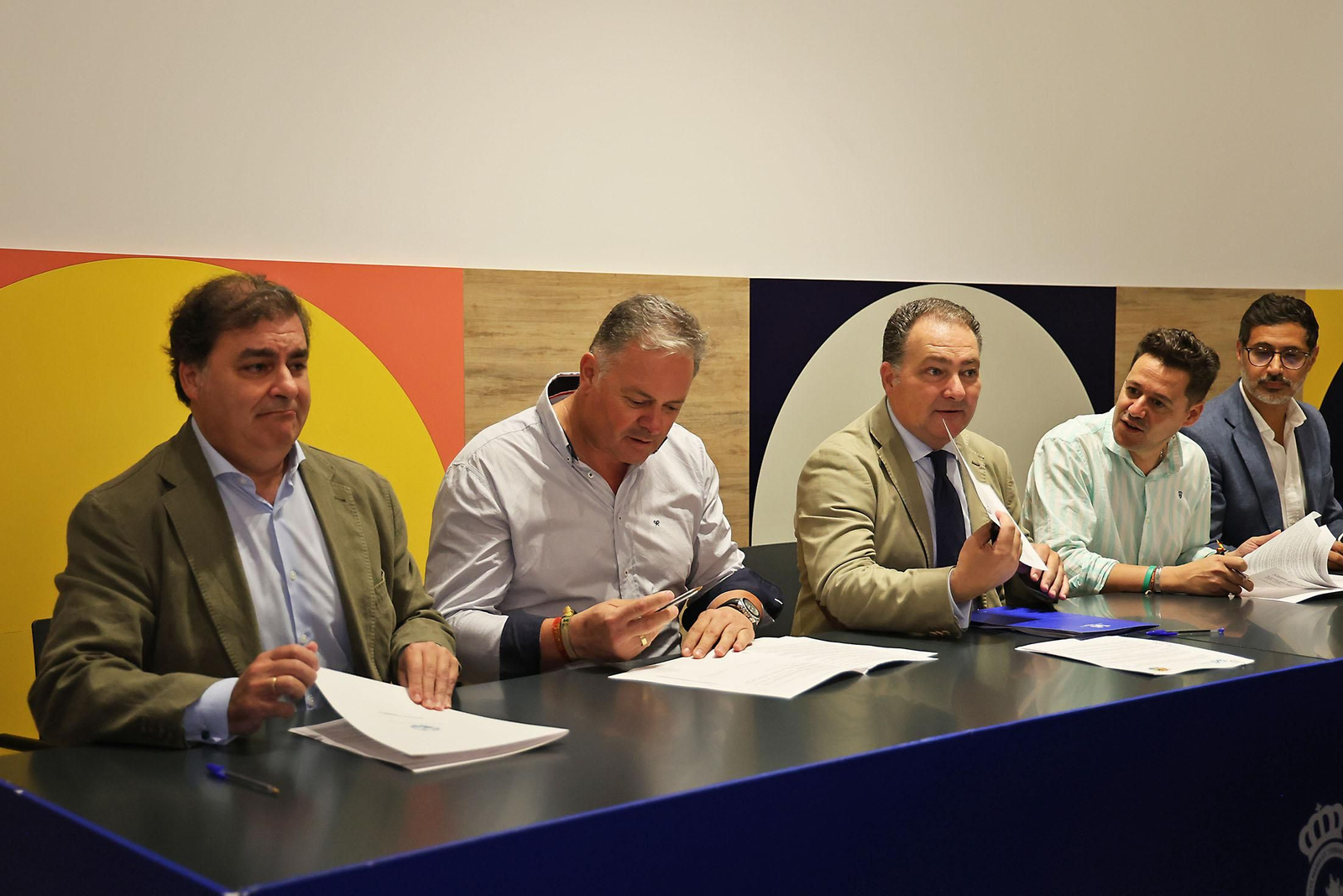 Imágenes de la firma con alcaldes de 34 municipios los convenios del programa 'Tu Diputación Invierte'