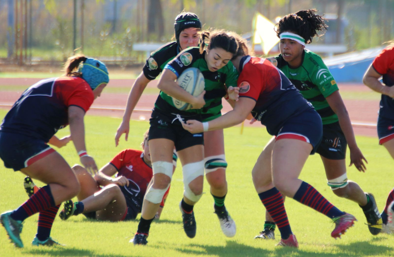 Una jugadora del Majadahonda trata de replicar a una del Universitario Sevilla.