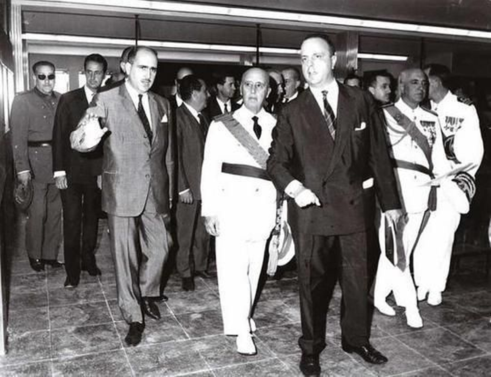 Manuel Fraga guía a Franco en una visita como ministro de Información y Turismo.