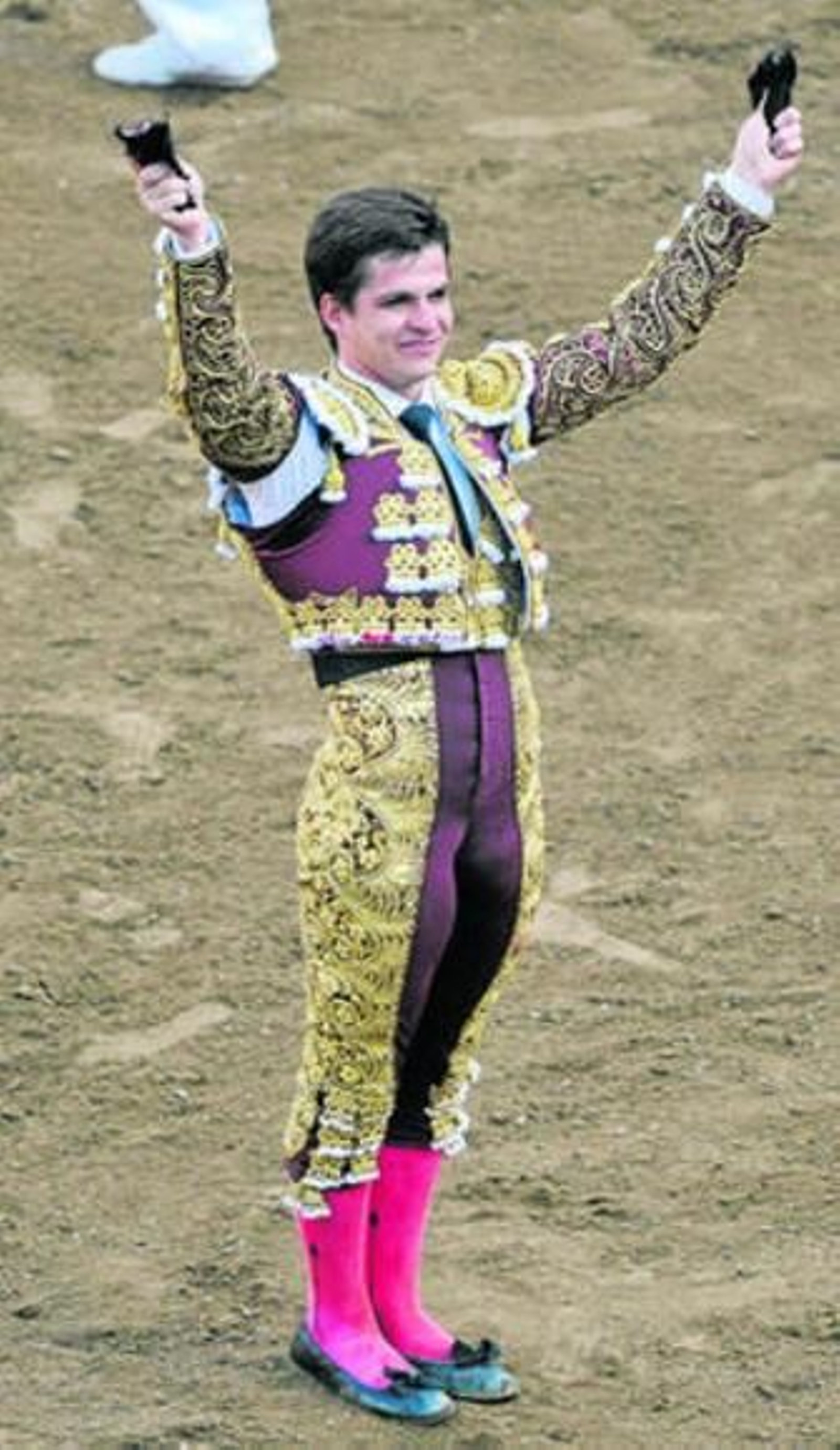 El Juli, con dos orejas simbólicas del toro indultado.