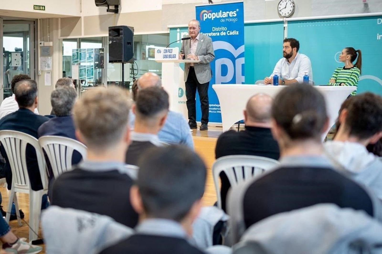 El alcalde y candidato del PP de Málaga expone su programa de deportes.