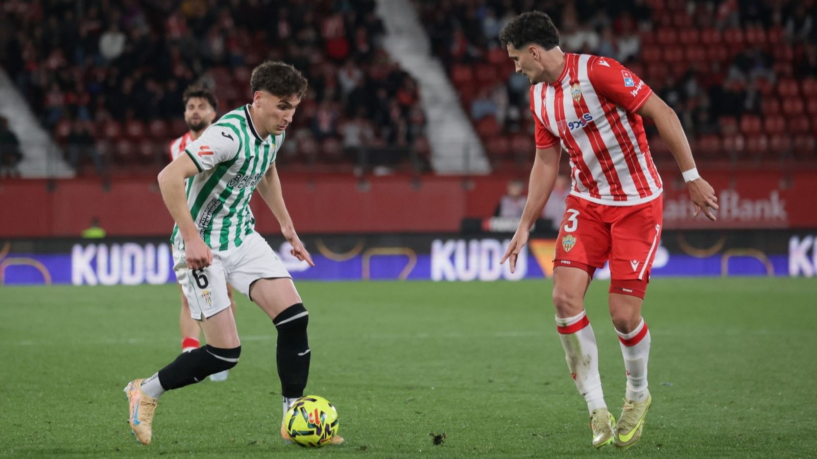 Diego Percan conduce el balón en el tramo final del Córdoba CF - Almería.