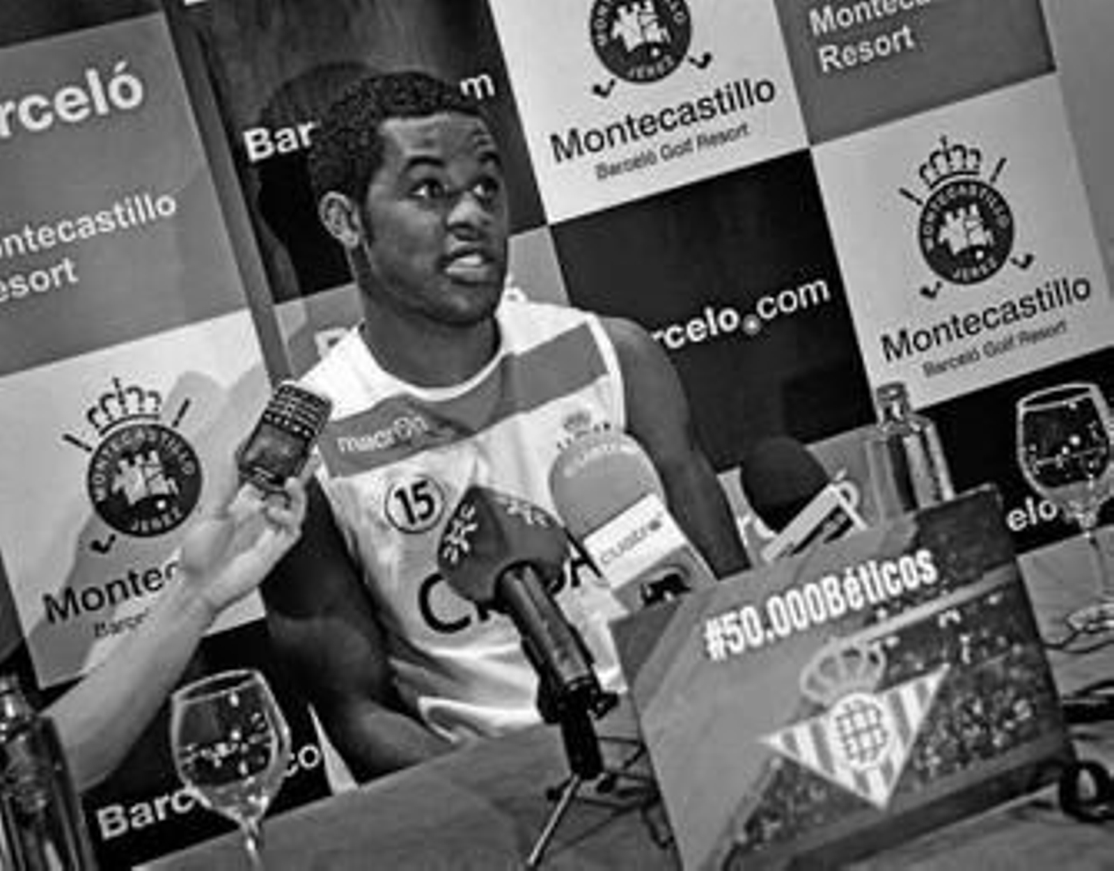 Joel Campbell, durante una conferencia de prensa con el Betis.
