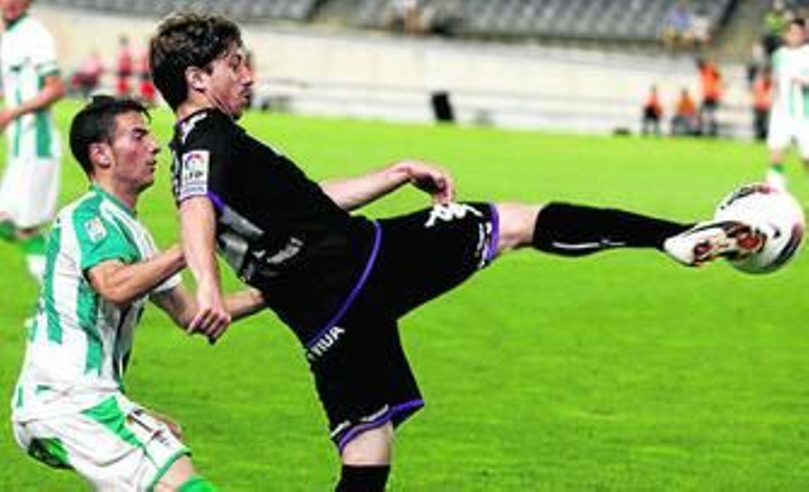 Javi Baraja golpea el balón ante la presencia del cordobesista José Manuel Fernández. Javi Baraja golpea el balón ante la presencia del cordobesista José Manuel Fernández.