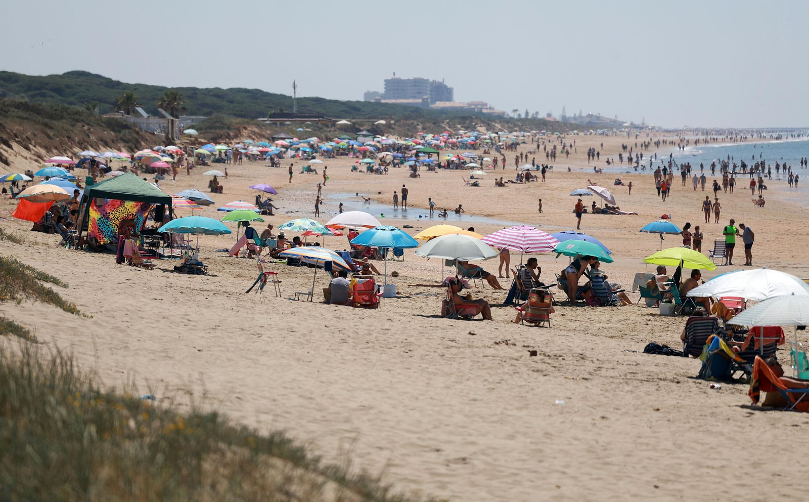 Imágenes del ambiente en las playas de Punta Umbría y La Bota en la mañana del domingo