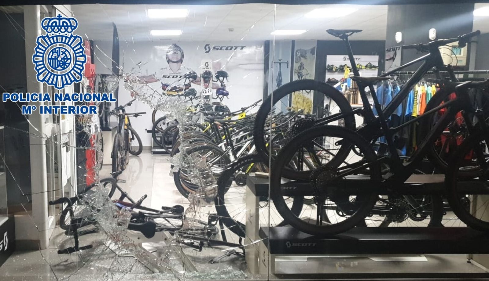 Estado en el que quedó el escaparate de la tienda de bicicletas.