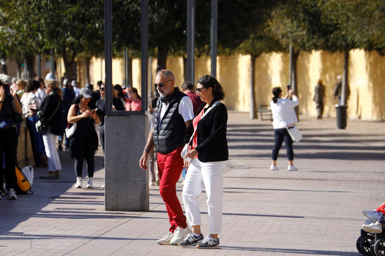 Las imágenes de Córdoba repleta de turistas en el Puente de los Santos
