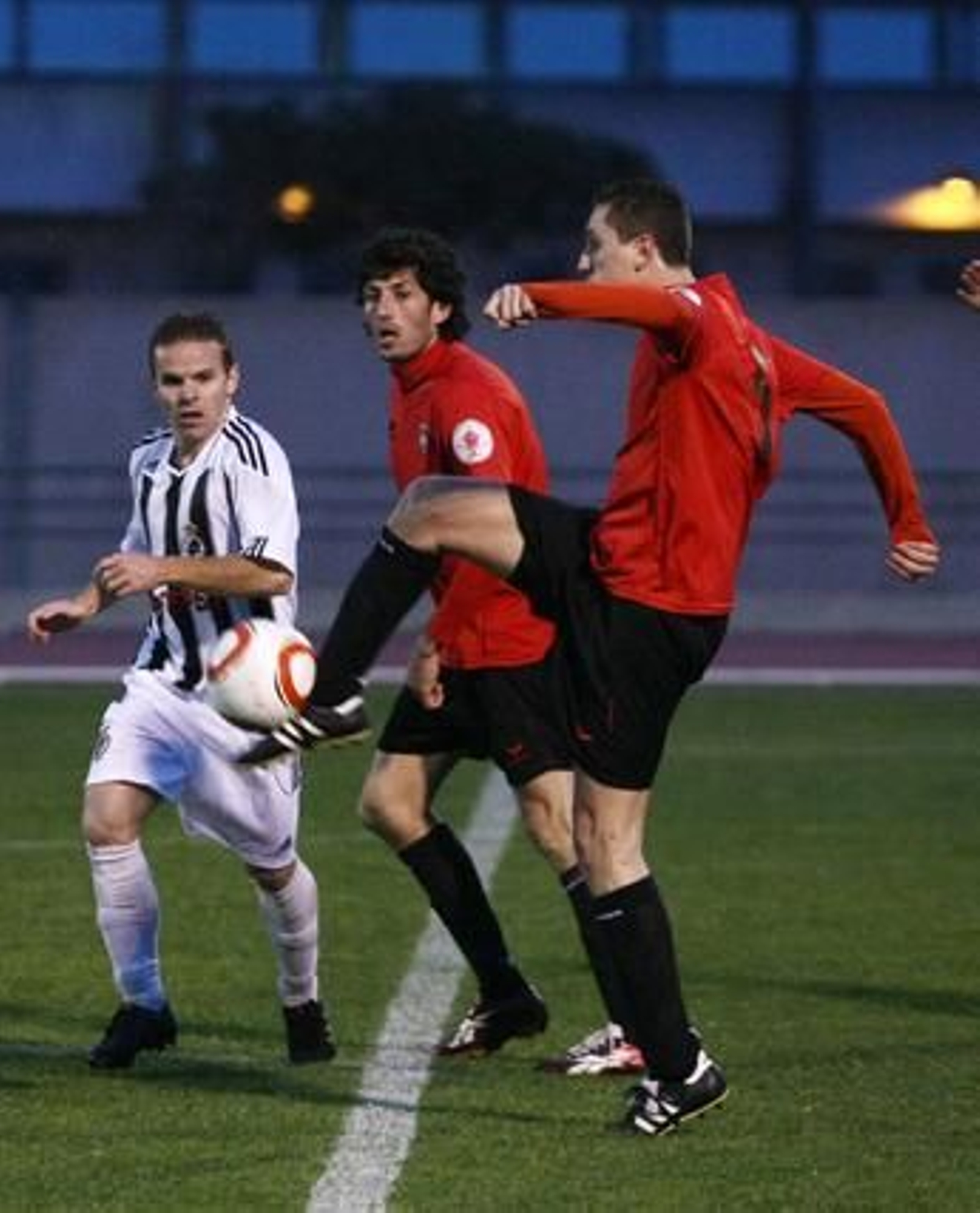 La Balona gana en Ayamonte y se pone líder provisional a la espera de lo que haga el Pozoblanco./Fotos:Alberto Domínguez

Foto: Alberto Dominguez