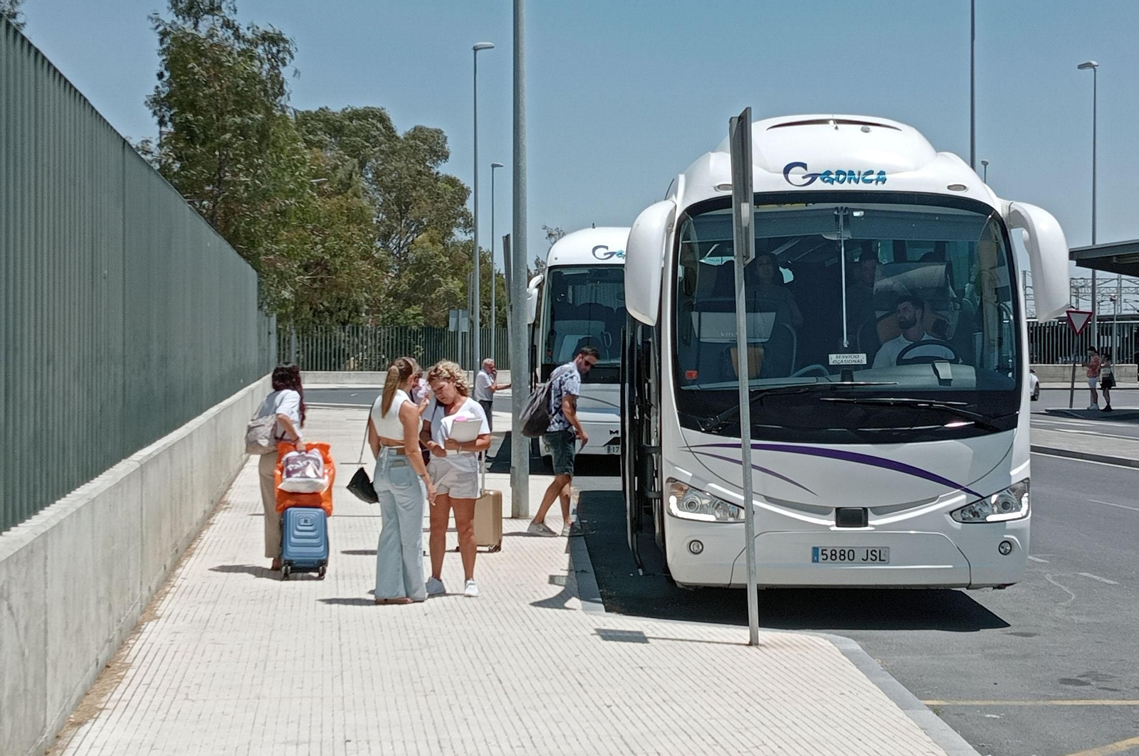 Imágenes de los pasajeros del tren Huelva-Sevilla antes de subir al autobús habilitado por Renfe